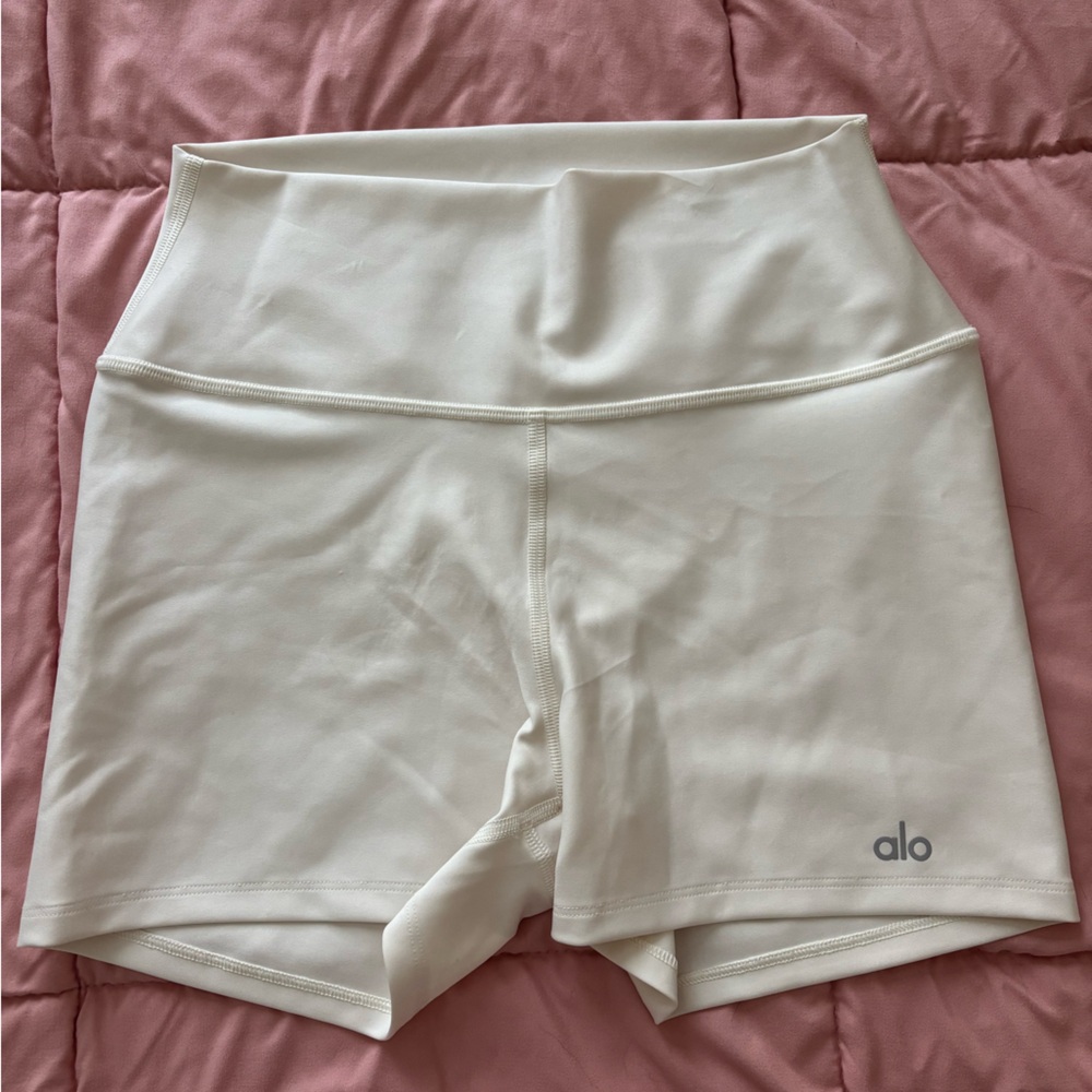 White Alo Shorts 🤍🦢